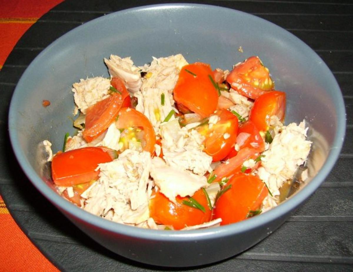 Lauwarmer Tomatensalat mit Thunfisch - Rezept