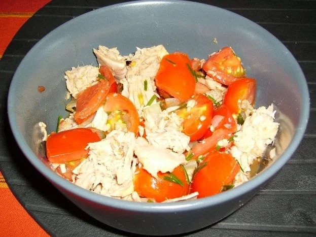 Rezept: Lauwarmer Tomatensalat mit Thunfisch Lauwarmer Tomatensalat mit Thunfisch - Rezept