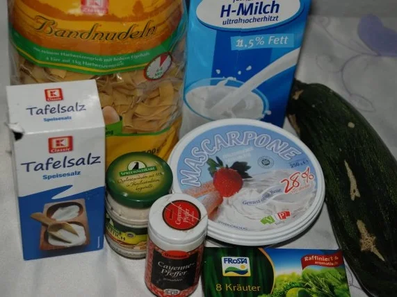 Rezept: Nudeln mit Zucchini und Kräutersoße Bild Nr. 2 Nudeln mit Zucchini und Kräutersoße - Rezept - Bild Nr. 2