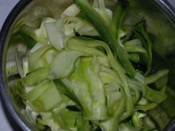 Rezept: Nudeln mit Zucchini und Kräutersoße Bild Nr. 3 Nudeln mit Zucchini und Kräutersoße - Rezept - Bild Nr. 3