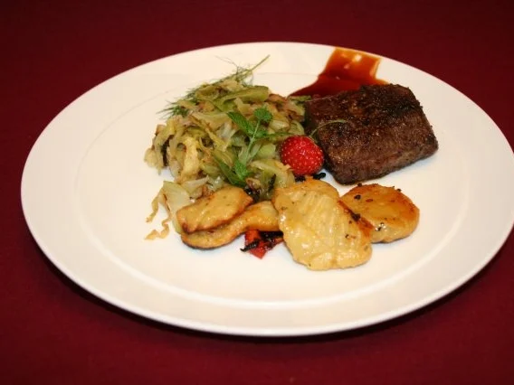 Deichlammfilet mit Kräuterknöpfen und Spitzkohl auf Sanddorn-Ingwer-Chili-Soße - Rezept