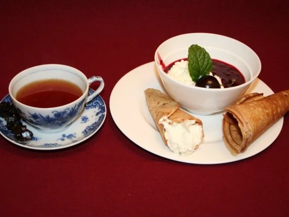 Krüllkuchen mit Vanillesahne, Roter Grütze und Ostfriesentee - Rezept