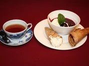 Krüllkuchen mit Vanillesahne, Roter Grütze und Ostfriesentee - Rezept