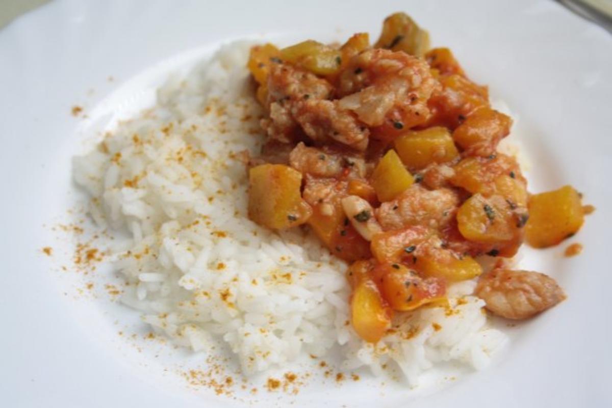 Seeteufelragout mit Paprika-Tomaten-Gemüse und Reis - Rezept