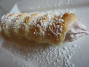 Schaumrollen mit Zwetschgen Sahne - Rezept