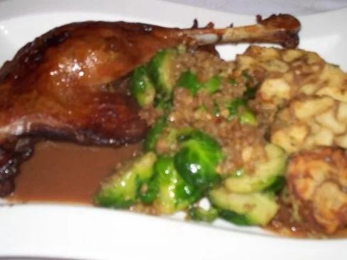 Gänsekeulen an Rotweinsoße, Rosenkohl, Breznknödel - Rezept