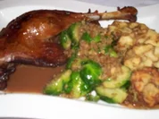 Gänsekeulen an Rotweinsoße, Rosenkohl, Breznknödel - Rezept