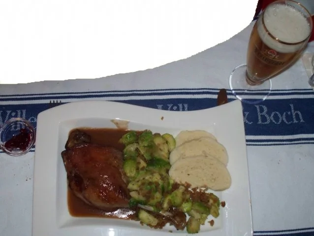 Gänsekeulen an Rotweinsoße, Rosenkohl, Breznknödel - Rezept - Bild Nr. 2