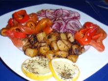 Pangasiusfilet auf Gemüse-Zwiebelbett und Bratkartoffeln - Rezept