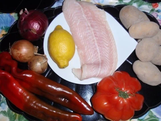 Pangasiusfilet auf Gemüse-Zwiebelbett und Bratkartoffeln - Rezept - Bild Nr. 2