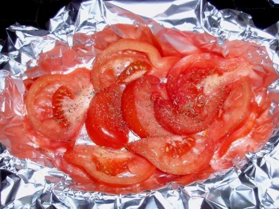 Pangasiusfilet auf Gemüse-Zwiebelbett und Bratkartoffeln - Rezept - Bild Nr. 5