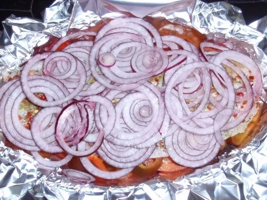 Pangasiusfilet auf Gemüse-Zwiebelbett und Bratkartoffeln - Rezept - Bild Nr. 8