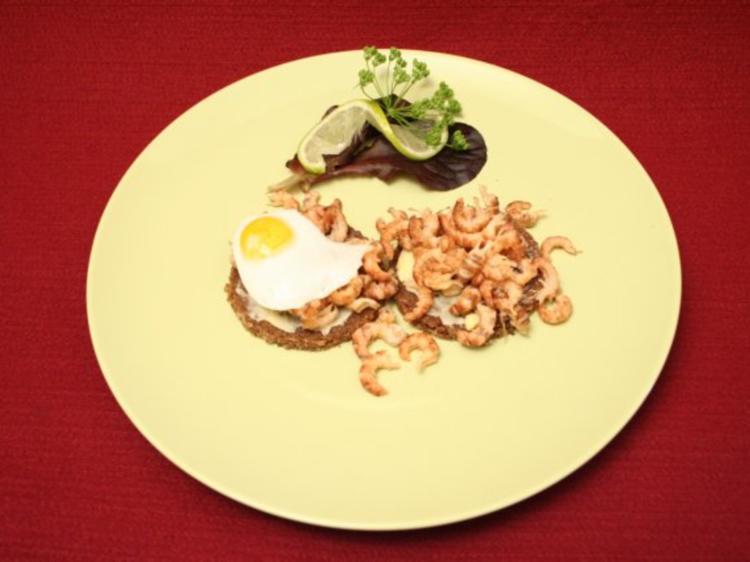 Krabben auf Schwarzbrot mit Spiegelei - schnell &amp; einfach - von Das ...