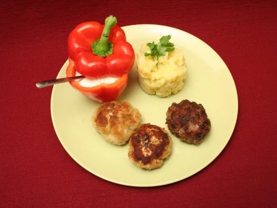 Rezept: Frikadellenvariationen mit Kartoffelsalat Frikadellenvariationen mit Kartoffelsalat - Rezept