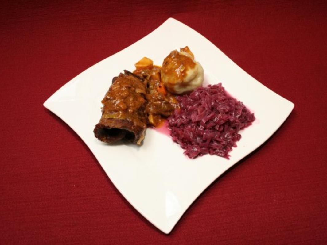 Rinderrouladen nach Hausfrauen Art mit Apfelrotkohl und Kartoffelklößen ...