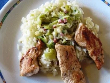 Rezept: Lauchgemüse mit Putenstreifen im Reisbett Lauchgemüse mit Putenstreifen im Reisbett - Rezept