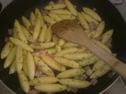 Schupfnudelpfanne mit Schinken und Petersilie - Rezept