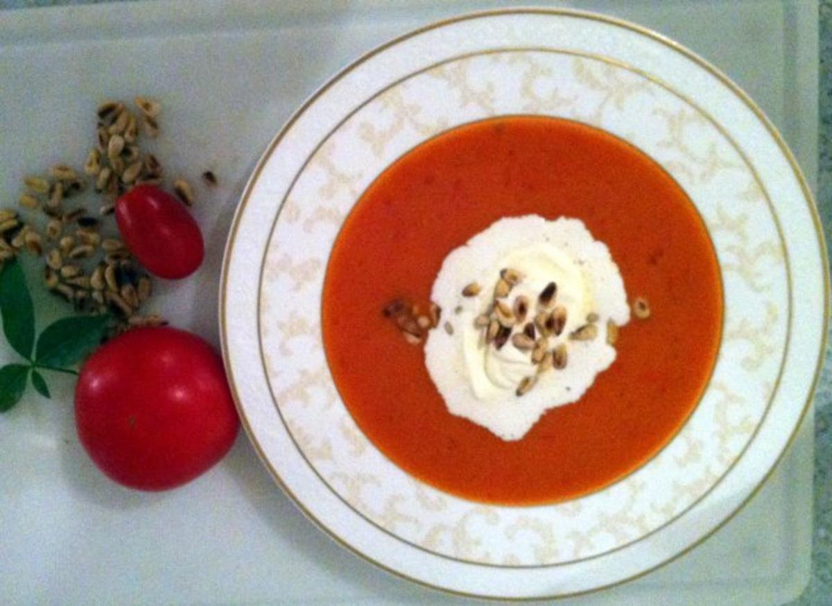 Tomatensuppe mit Parmesanherzen - Rezept - kochbar.de