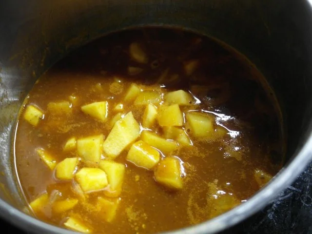 Kartoffeln, in Tomatensoße gegart - Rezept