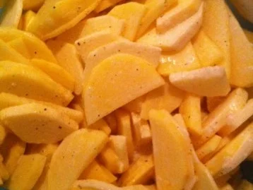 Rezept: Salbeihähnchen mit Kartoffel-Apfelgratin Bild Nr. 3 Salbeihähnchen mit Kartoffel-Apfelgratin - Rezept - Bild Nr. 3