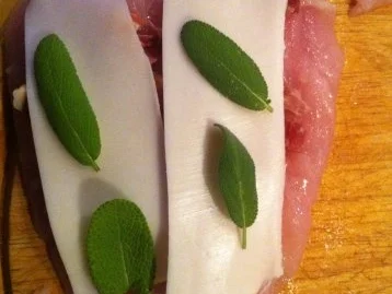 Rezept: Salbeihähnchen mit Kartoffel-Apfelgratin Bild Nr. 2 Salbeihähnchen mit Kartoffel-Apfelgratin - Rezept - Bild Nr. 2