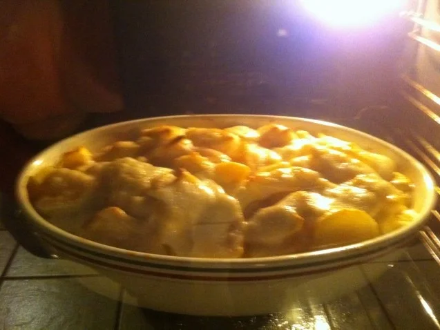 Rezept: Salbeihähnchen mit Kartoffel-Apfelgratin Bild Nr. 4 Salbeihähnchen mit Kartoffel-Apfelgratin - Rezept - Bild Nr. 4