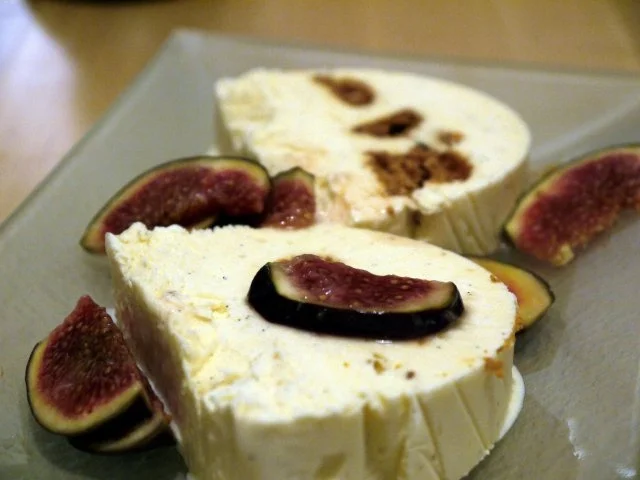 Rezept: Quark-Vanille-Parfait mit frischen Wodka-Feigen Quark-Vanille-Parfait mit frischen Wodka-Feigen - Rezept