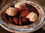 Fliederbeersuppe mit Apfelstückchen - Rezept