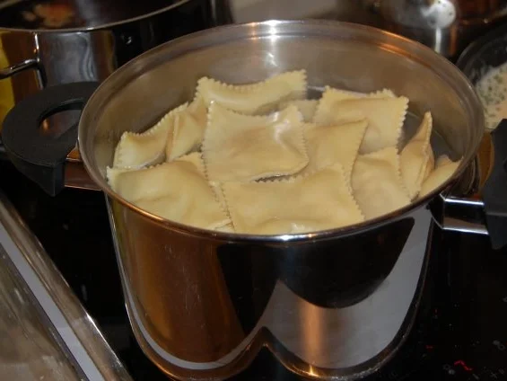 Rezept: RAVIOLIS AUX QUEUES D'ECREVISSES ET BEURRE BLANC Bild Nr. 14 RAVIOLIS AUX QUEUES D'ECREVISSES ET BEURRE BLANC - Rezept - Bild Nr. 14