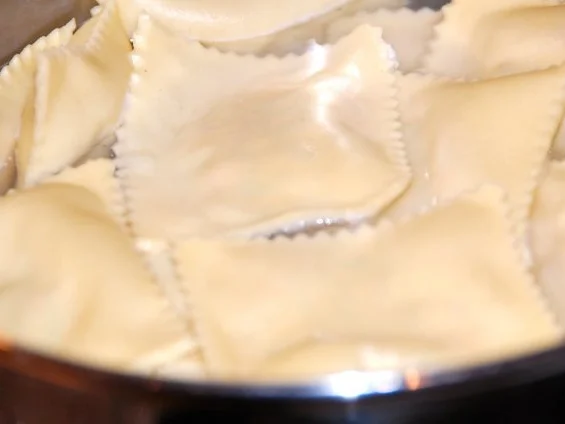 Rezept: RAVIOLIS AUX QUEUES D'ECREVISSES ET BEURRE BLANC Bild Nr. 15 RAVIOLIS AUX QUEUES D'ECREVISSES ET BEURRE BLANC - Rezept - Bild Nr. 15