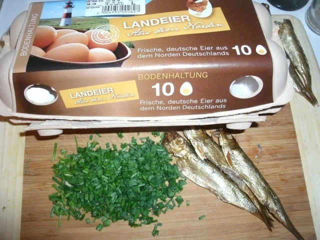 Rührei mit Schnittlauch und Kieler Sprotten - Rezept - Bild Nr. 2