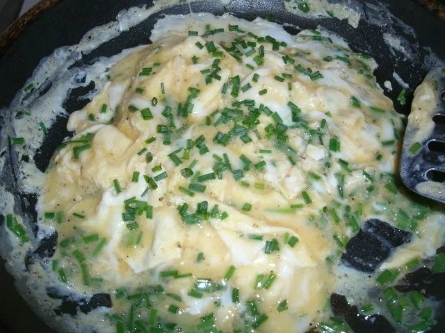 Rührei mit Schnittlauch und Kieler Sprotten - Rezept - Bild Nr. 3