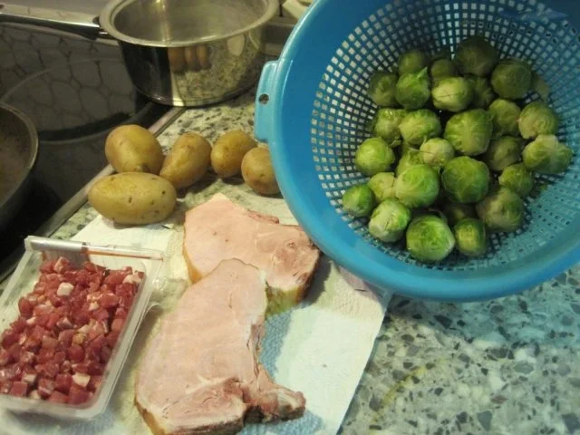 Rosenkohl mit Speckwürfeln, Kasseler und Kartoffeln - Rezept - Bild Nr. 2