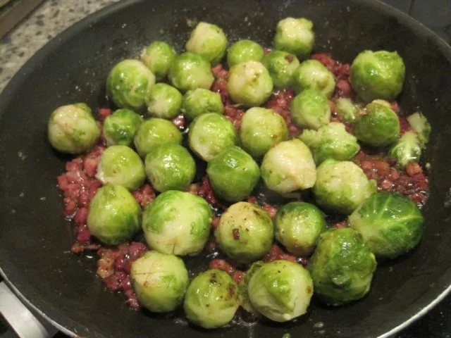 Rosenkohl mit Speckwürfeln, Kasseler und Kartoffeln - Rezept - Bild Nr. 4