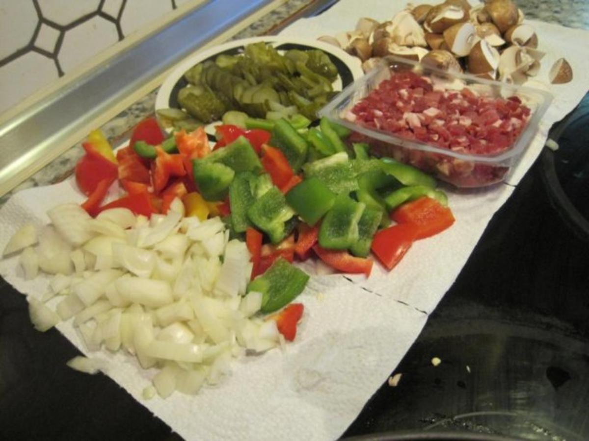 Schnitzel (Jäger und Paprika in einem) mit Pommes und Salat - Rezept - Bild Nr. 2