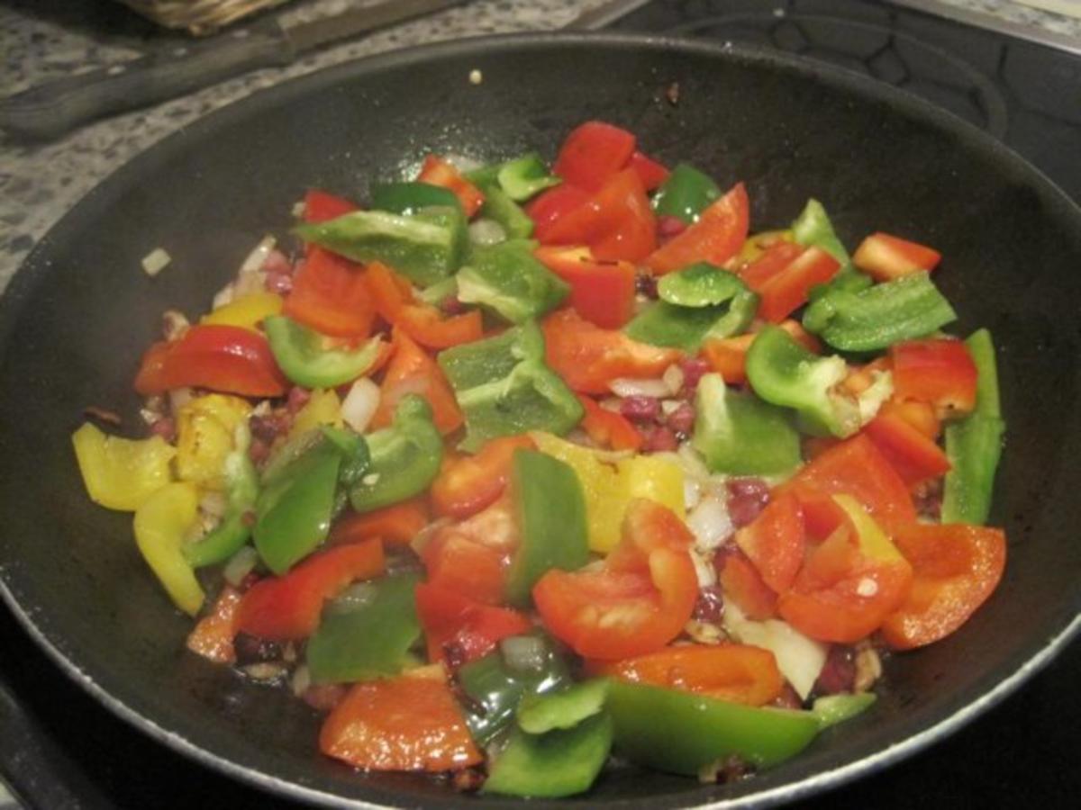 Schnitzel (Jäger und Paprika in einem) mit Pommes und Salat - Rezept - Bild Nr. 3