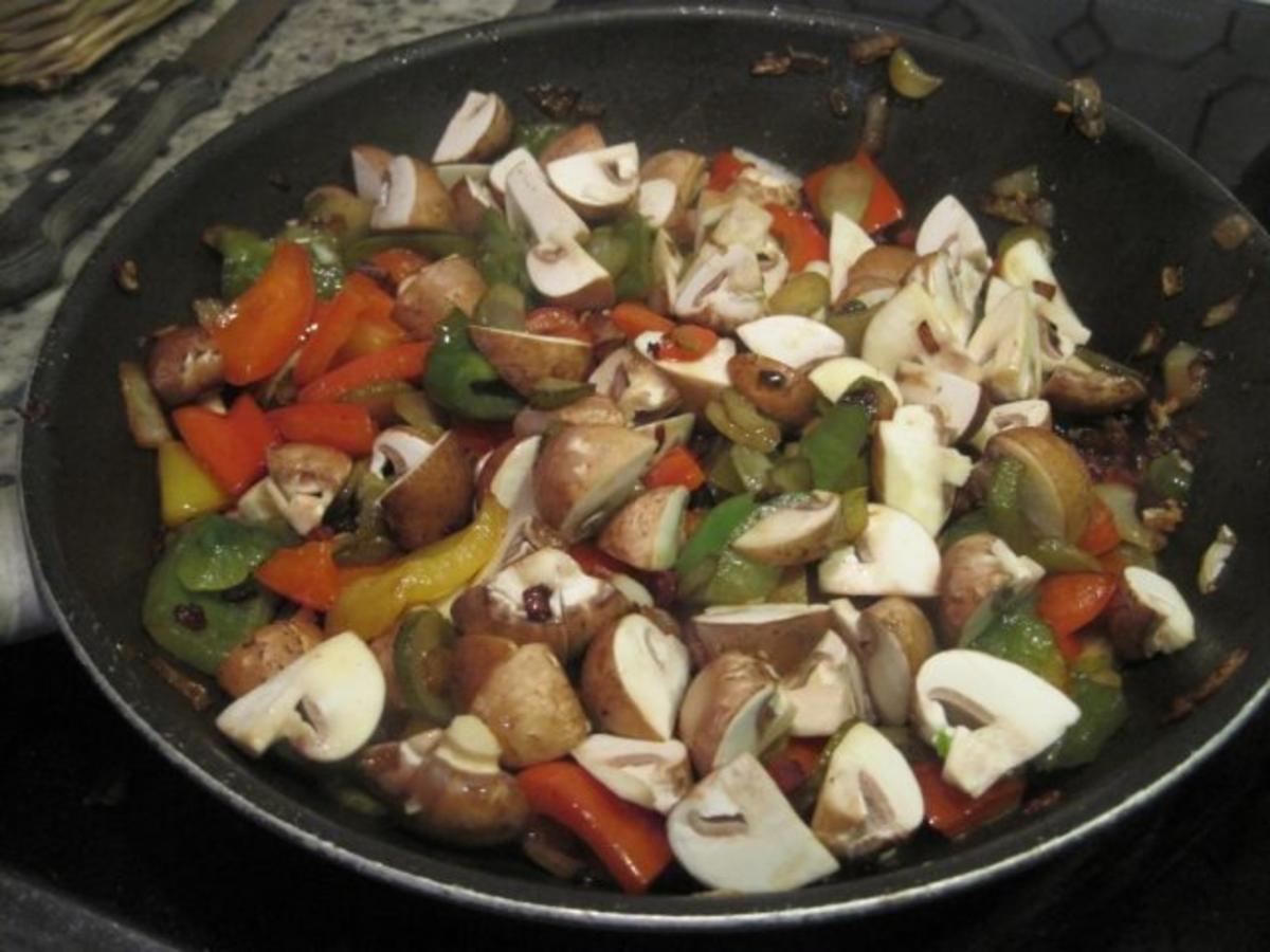 Schnitzel (Jäger und Paprika in einem) mit Pommes und Salat - Rezept - Bild Nr. 4
