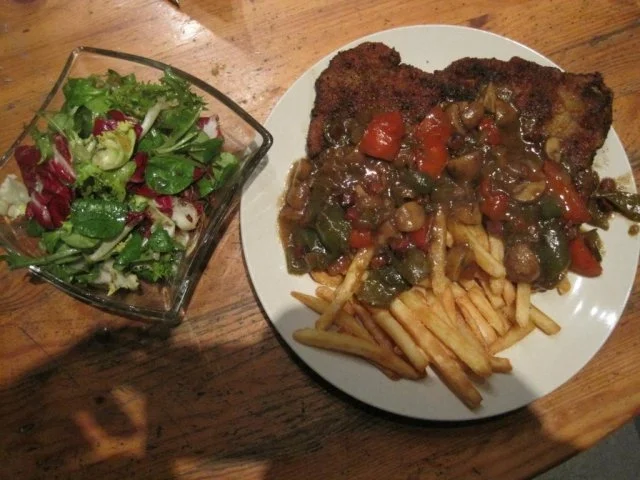 Schnitzel (Jäger und Paprika in einem) mit Pommes und Salat - Rezept