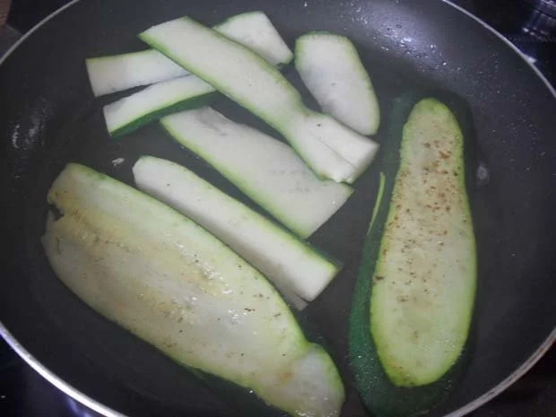 Hähnchenschenkel mit Zucchini und Käse überbacken - Rezept - Bild Nr. 4