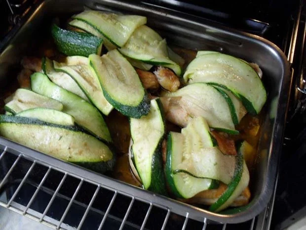 Hähnchenschenkel mit Zucchini und Käse überbacken - Rezept - Bild Nr. 5