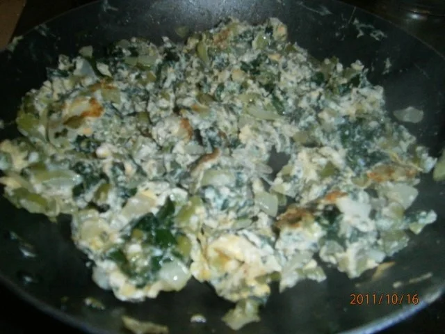 Rührei mit Zwiebeln und Futterrübenblättern - Rezept - Bild Nr. 2