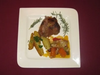 Kalbshaxe mit marktfrischem Gemüse und Rosmarinkartoffeln - Rezept