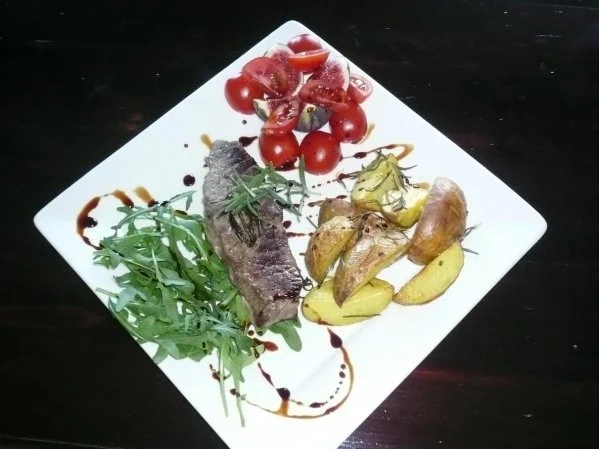 Rezept: Roastbeef auf Rucola mit Rosmarinkartoffeln an Feigen-Tomaten-Salat Roastbeef auf Rucola mit Rosmarinkartoffeln an Feigen-Tomaten-Salat - Rezept