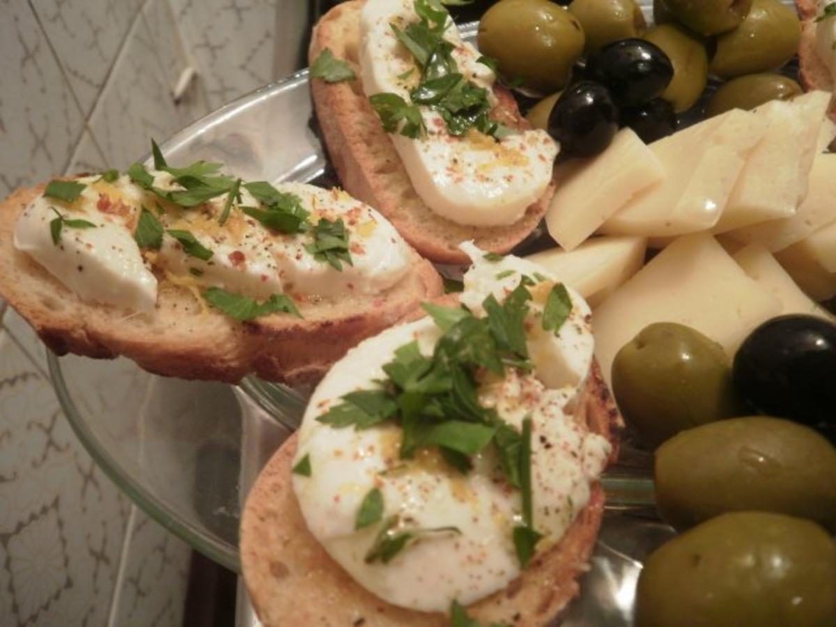 Bruschetta mit Mozzarella, Chili und Zitrone - Rezept - Bild Nr. 2