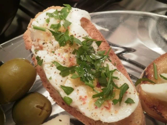 Rezept: Bruschetta mit Mozzarella, Chili und Zitrone Bruschetta mit Mozzarella, Chili und Zitrone - Rezept