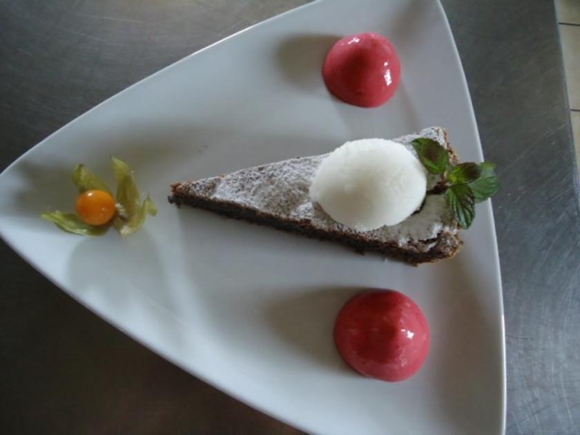 Graumohn-Tarte mit Brombeer-Espuma