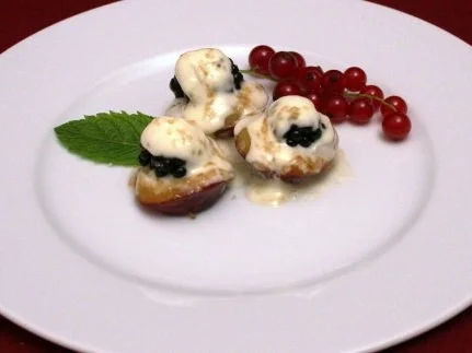 Rezept: Gegrillte Pflaumen mit Brombeeren, Mascarpone und braunem Zucker Gegrillte Pflaumen mit Brombeeren, Mascarpone und braunem Zucker - Rezept