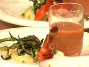 Gebratene Garnelen mit Zucchinipüree und Gazpacho à la Henssler - Rezept