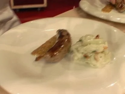 Schinken-Dattel-Bratwurst mit Kohlrabisalat à la Henssler - Rezept