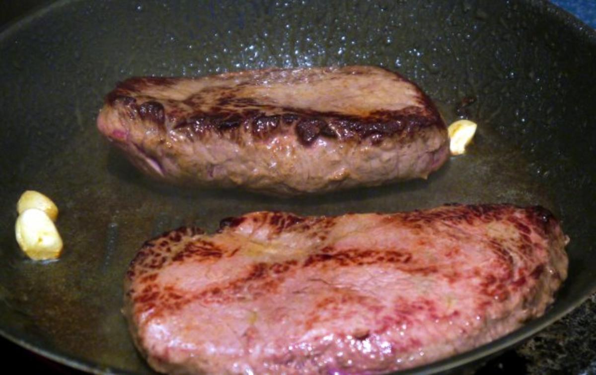 Rinderhüftsteak mit Thymianpaprika und gebratenen Kartoffeln und Pfeffersauce - Rezept - Bild Nr. 3